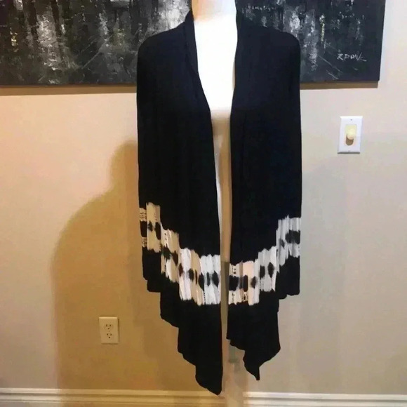 Romeo & Juliet Open Front Black and White Tie Dye Shark Tail Cardigan Size M - Picture 1 of 6